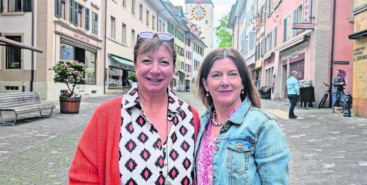 Biggi Winteler (links) und Corinna Sorg führen den Verein FAB in die Zukunft. Die Stimme der Altstadtgeschäfte soll unter ihnen wieder präsenter werden. Bild: Marco Huwyler