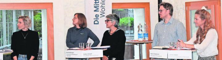 Die Podiumsteilnehmenden lauschen den Worten des Leiters der Abteilung Volksschule (v. l.): Carmen Weber (Lehrerin und Praxisdozentin), Corina Businger (schulische Heilpädagogin), Kathrin Scholl (Präsidentin Bildung Aargau), Niels Hildebrandt (Schulleiter Primarschule) und Joelle Cattin (Schulsozialarbeiterin Oberstufe). Bild: Daniel Marti