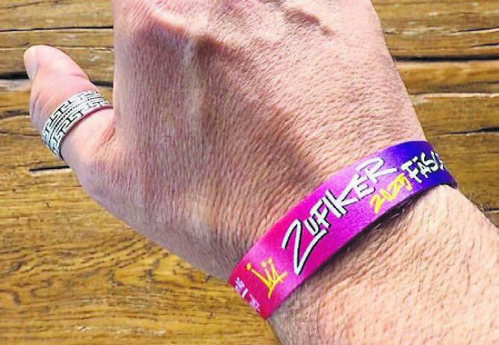 Die Solidaritätsbändel werden am Fest verkauft – keine Pflicht. Es findet täglich zwischen den Konzerten eine Verlosung statt. Bild: zg