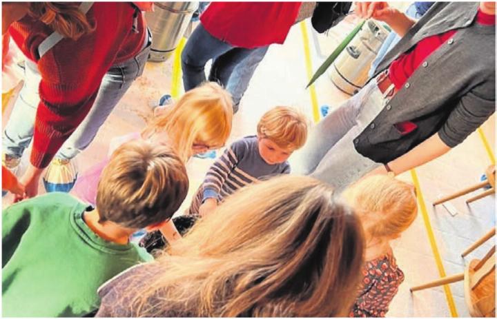 Gross und Klein kommt zum jährlichen Kerzenziehen nach Oberlunkhofen. Bild: zg