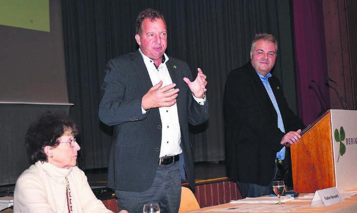 Der Gemeinderat musste viele Fragen beantworten: (von links) Vizeamtsfrau Rosmarie Groux, Ammann Stefan Bossard und Gemeinderat Stefan Bieri. Bild: Erika Obrist