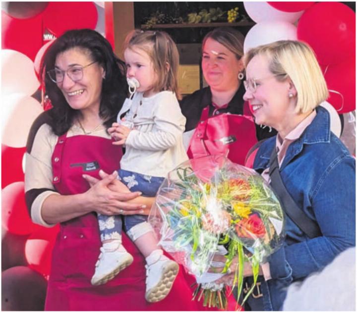 Viele lachenden Gesichter: Metzgerei-Geschäftsführerin Fatima Duarte (l.) freut sich gemeinsam mit Nachwuchs und der verantwortlichen Architektin Beatrix Oswald (r.) über die grosse Eröffnung.