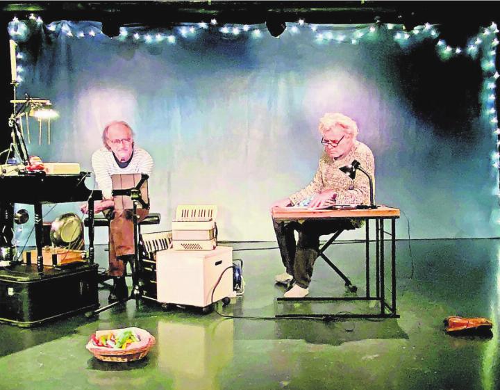 Jörg Bohn und Fredi Spreng verkürzen das Warten mit einer erlebnisreichen Reise.
Bild: Archiv/pd