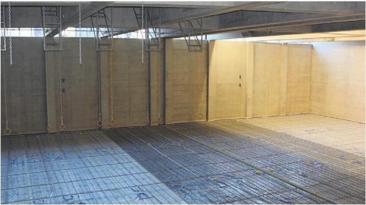 Am Aufrichtfest vom Donnerstag sah man noch die Leitungen der Bodenheizung in der Doppelturnhalle. Der Bodenbelag wird nun eingesetzt.