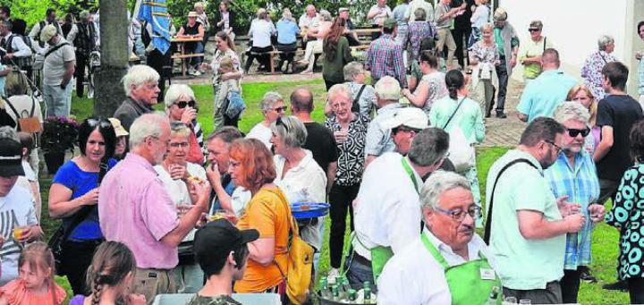 Viele Gäste, schönes Wetter, gute Stimmung: das Pfarrgartenfest war ein Erfolg. Bild: zg