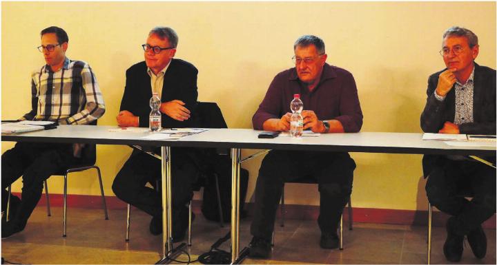 Sie stellten den Entscheid des Regierungsrates in Bremgarten vor (von links): Silvio Moser, Projektleiter Sektion Wasserbau, Markus Zumsteg, Leiter Sektion Wasserbau, Pius Wiss, Repla Oberes Freiamt und Gemeindeammann von Dietwil, und Norbert Kräuchi, Leiter Abteilung Landschaft und Gewässer. Bild: Vincenz Brunner