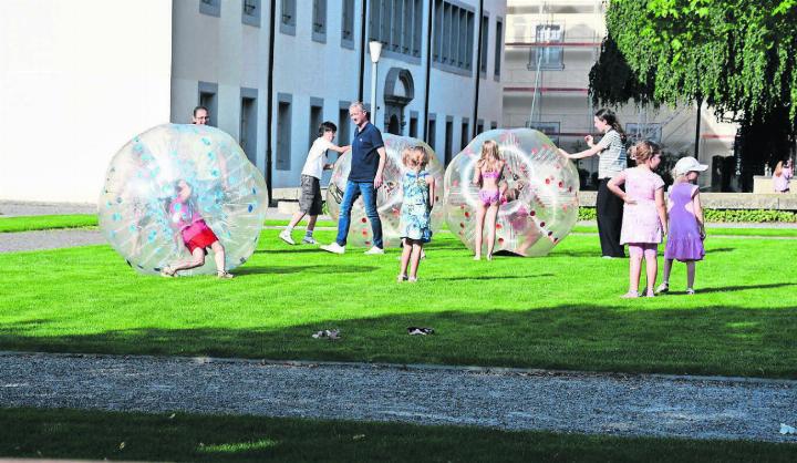 13. Juni 2025: Anlässlich der Usestuehlete wurde die Klosterhofwiese zum grossen Spielplatz für die Kinder. Bild: Archiv/vaw