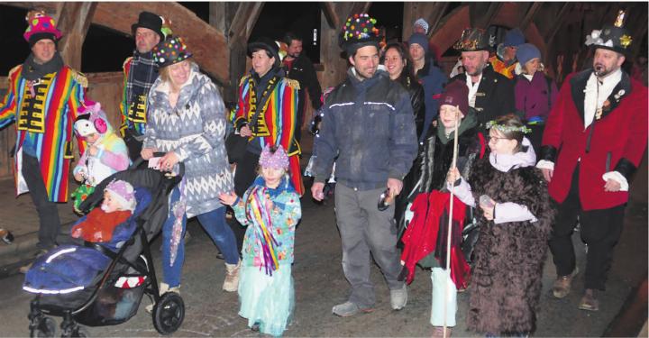 Klein und Gross zieht nach dem grossen Knall in aller Herrgottsfrühe lärmend über die Holzbrücke – die Bremgarter Fasnacht hat begonnen. Bilder: Stefan Treier