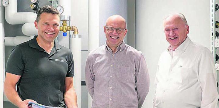 Viel Freude an der neuen Heizung (v. l.): Peter Iten, Bernhard Seiler und Markus Egloff. Bild: zg