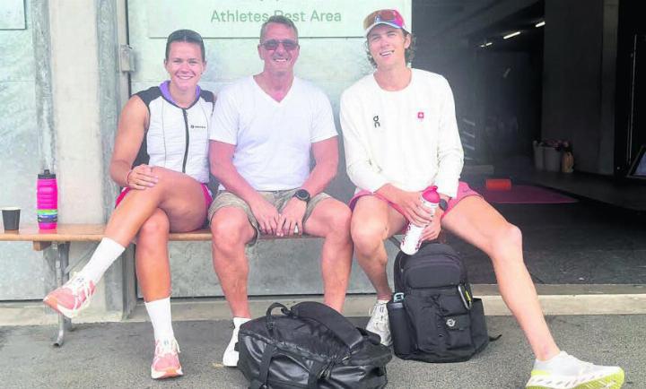 Olivia (links) und Tim Roth mit Vater Tomas (Mitte). Am Weltcup in Luzern konnten die Geschwister gute Leistungen zeigen.
Bild: zg