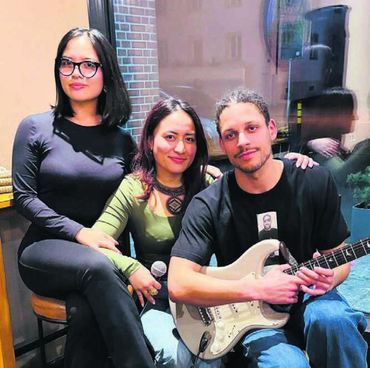 Anja Guevarra (Mitte) tritt am Reussfoodfestival gemeinsam mit ihrer Schwester Tatjana (links) und Gitarrist Daniel Mainviel auf. Anja Guevarra (Mitte) tritt am Reussfoodfestival gemeinsam mit ihrer Schwester Tatjana (links) und Gitarrist Daniel Mainviel auf.