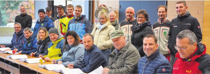 An der langen Tafel nahmen Platz zum Unterschreiben: von links Fabian Dietiker, Leiter Abteilung Wald im Kanton Aargau, Marcel Riesen, Gemeindeammann, und Andrea Bolliger, Gemeindeschreiberin, Bünzen, Mario Räber, Gemeindeammann, und Daniela Musil, Gemeindeschreiberin, Besenbüren, Hans-Peter Budmiger, Gemeindepräsident, Muri, Michael Weber, Gemeindeammann, und Roger Rehmann, Gemeindeschreiber, Boswil, Alex Arnet, Leiter Staatswald. Gemeindeschreiberin Jacqueline Stöcklin, stehend hinter Hans-Peter Budmiger, wartet noch auf ihren Unterschriftenplatz.