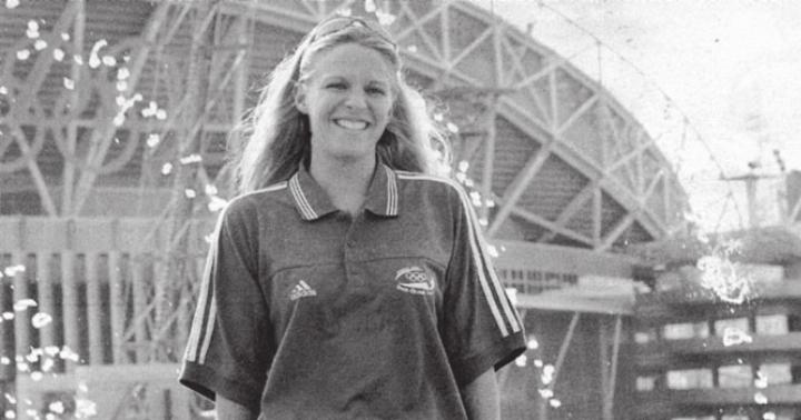 Synchronschwimmerin Corinne Rüegg lacht inmitten eines Wasserspiels an den Olympischen Spielen in Sydney. Bild: Archiv