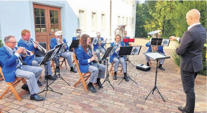 Unter ihrem neuen Dirigenten Sebastian Smolyn präsentiert die Musikgesellschaft Hermetschwil-Staffeln einen ansprechenden Musikmix für viele Geschmäcker. Bild: zg