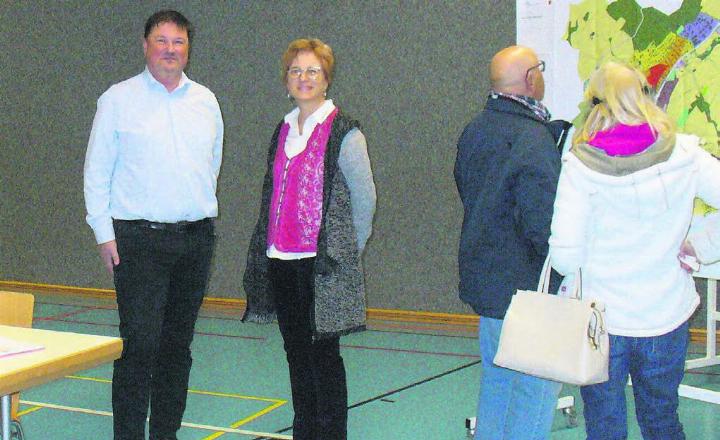 Gemeinderat Michael Gutknecht (links) und Projektleiterin Gabriele Horvath (2. v. l.) stellten den Stand der BNO-Revision vor. Interessierte sehen sich die Pläne an. Bild: Alphonse Hauser