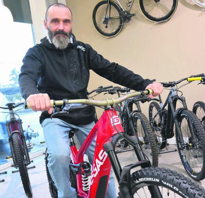 Christian Böhler würde jedes Bike selber privat fahren, das er verkauft. Bild: Roger Wetli