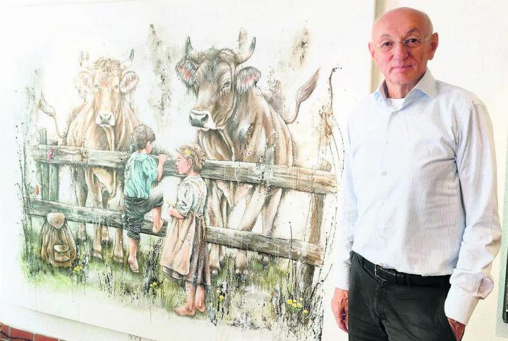 Pius Fischbach vor einem der neuen Gemälde «seiner» Appenzeller Künstlerin. Hier hat Carmela Inauen neben zwei stattlichen Kuhdamen auch zwei Kinder verewigt. Bild: Marco Huwyler