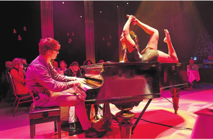 Auch wenn sein Flügel zur Manege wird wie hier beim Auftritt von Thula Moon Martin im Jahr 2017, bleibt Lukas Stäger höchst konzentriert. Der Wohler Pianist muss auf alles vorbereitet sein, die Nummer kann jedes Mal leicht anders sein. Und auch die Nähe zum Publikum ist besonders in diesen Momenten.
Bilder: pd Auch wenn sein Flügel zur Manege wird wie hier beim Auftritt von Thula Moon Martin im Jahr 2017, bleibt Lukas Stäger höchst konzentriert. Der Wohler Pianist muss auf alles vorbereitet sein, die Nummer kann jedes Mal leicht anders sein. Und auch die Nähe zum Publikum ist besonders in diesen Momenten.
Bilder: pd