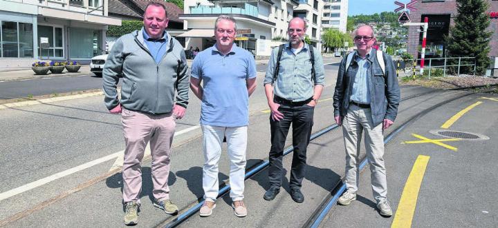Auf der Zürcherstrasse begegnen sich Verkehrsteilnehmer auf Rädern, Schienen und zu Fuss. Künftig soll sie in neuem Gewand daherkommen. Dafür spannen Stadt (Stephan Troxler), Kanton (Thomas Meile und Oliver Morel) und die AVA (Mathias Grünenfelder) zusammen (von links). Bild: Marco Huwyler