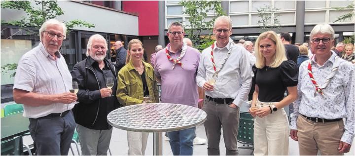 Der Gemeinnützige Ortsvereins (GOV) setzt sich primär, aber nicht nur für die Kindergärten ein. Auch andere Organisationen werden unterstützt, aktuell die Pfadi mit ihrem Neubauprojekt. An der letzten GV konnte der Vorstand des GOV mit den Vertretern der Pfadi anstossen (von links): Pitsch Isler, Andy Wyder,Manuela Müller-Stutz, Thomas Hoffmann, Thomas Geissmann, Corinne Moser-Burkard und Ernst Hochstrasser. Bild: Archiv/chh