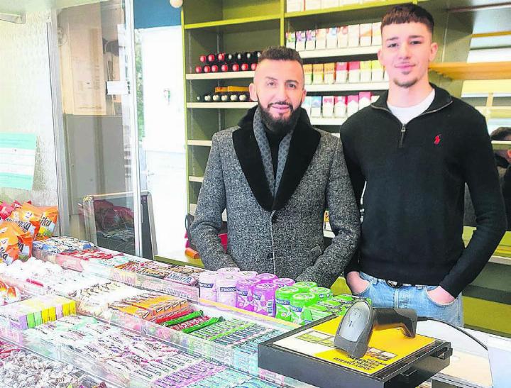Sylejmann Zogaj ist neuer Pächter des Obertor-Kiosks. Sohn Aldrin steht künftig hinter dem Tresen. Bild: Marco Huwyler