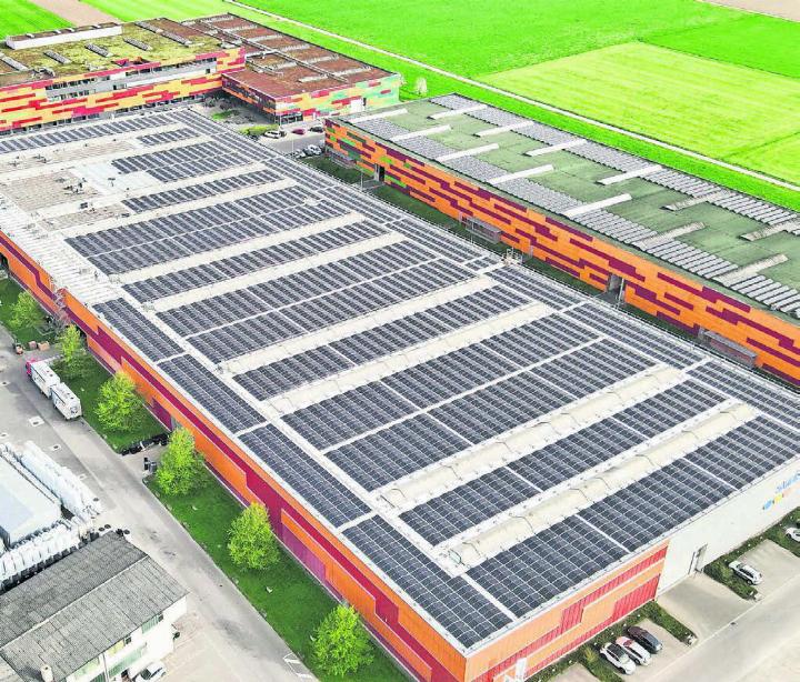 Die Photovoltaikanlage auf dem Dach des Logistikzentrums der Swisspor AG in Boswil. Bild: zg