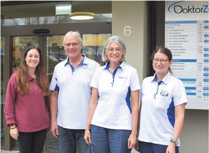 Medizin, Psyche und Lebensumstände greifen beim Modell Sozialberatung in Hausarztpraxen ineinander. Was viele Vorteile bringt – sind sich (v. l.) Kelly Kilchmann, Andreas Weisshaar, Jacqueline Räz und Michela Iten, Doktorzentrum Mutschellen, einig. Bild: Sabrina Salm Medizin, Psyche und Lebensumstände greifen beim Modell Sozialberatung in Hausarztpraxen ineinander. Was viele Vorteile bringt – sind sich (v. l.) Kelly Kilchmann, Andreas Weisshaar, Jacqueline Räz und Michela Iten, Doktorzentrum Mutschellen, einig. Bild: Sabrina Salm
