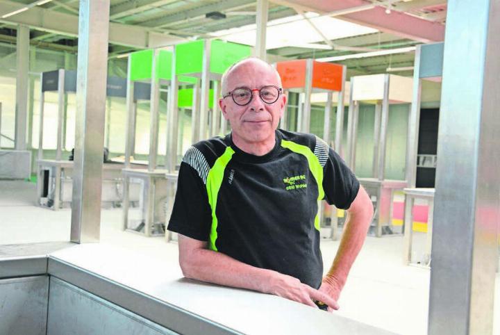 Im Oktober 2022 fand der Spatenstich statt, jetzt wird die neue Sammelstelle endlich eröffnet. Thomas Römer freut sich, dass er seine Ideen umsetzen konnte. Auch wenn ihn das Projekt viele schlaflose Nächte gekostet hat. Bild: Chregi Hansen