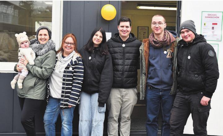 Machen sich für die Bedürfnisse der Schüler und Jugendlichen stark. Die Mitglieder der Jugendkommission mit Jugendarbeiterin Ariana Perlini, Gemeinderätin Martina Balmer, Lisa Battaglia, Sascha Mordasini, Ian Rosenberg und Emil Hutzler (von links) freuen sich, dass der Treff jetzt offen ist. Bilder: Monica Rast