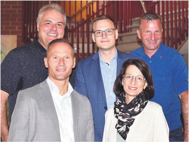 Sie stehen ab nächstem Jahr der Gemeinde vor: (vorne links) Patrick Stangl, Petra Oggenfuss, (hinten von links) Stefan Bieri, Yves Blülle und Roland Koller. Bild: Erika Obrist