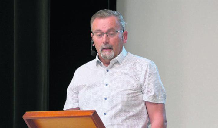 Vizeammann Beat Suter präsentierte den Projektierungskredit für den Bau eines Hallenbads auf dem Mutschellen. Bild: Roger Wetli