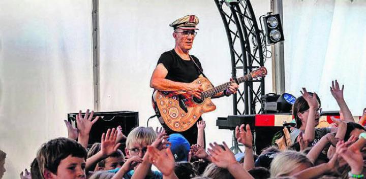 Der Kinderliedermacher und Musiker Andrew Bond gibt ein Konzert in Widen. Bild: Nathalie von Arx