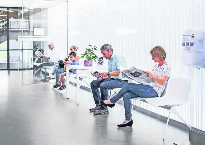 Künftig soll der Wartebereich der Notfallpraxis weniger belegt sein. Dank dem Ticketsystem sollen Wartezeiten minimiert werden. Bild: zg