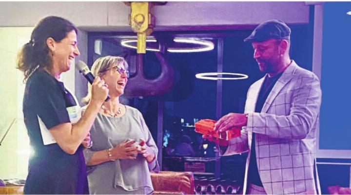 Die beiden Organisatorinnen Lidwina Weh (links) und Gabi Thiel mit dem Referenten Markus Kirnbauer. Bild: zg