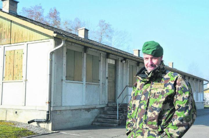 Oberst Cédric Ruckli zeigt das Gelände. Viele Gebäude werden bald verschwinden, stattdessen ist ein Neubau geplant.