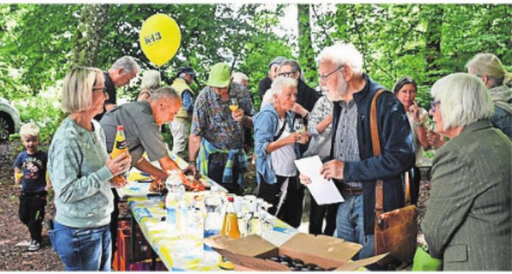 Beim Freiämterstein stiess man auf ein gutes Gelingen an. Bild: mo
