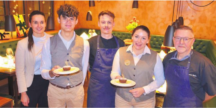 Sie freuen sich, im «Ochsen» zu verwöhnen, von links: Sabrina Frass (Leiterin Restaurationen), Samuel Sidabutar (Service), Cedric Campera (Souschef «Ochsen»), Jasmin Oswald (Service) und Francis Collin (Küchenchef «Caspar»). Bilder: Thomas Stöckli Sie freuen sich, im «Ochsen» zu verwöhnen, von links: Sabrina Frass (Leiterin Restaurationen), Samuel Sidabutar (Service), Cedric Campera (Souschef «Ochsen»), Jasmin Oswald (Service) und Francis Collin (Küchenchef «Caspar»). Bilder: Thomas Stöckli