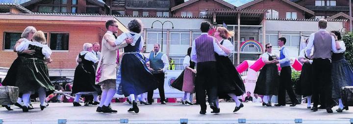 Die Volkstanzgruppe Eggenwil zeigte ihr Können dieses Jahr am Folklore-Festival in Zermatt. Bild: zg / Roger Wetli