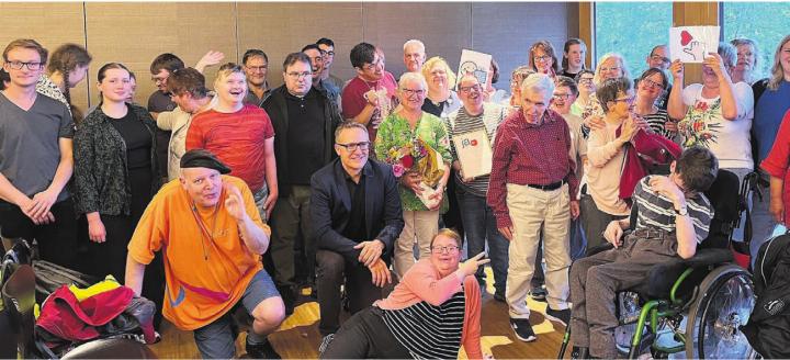 Es herrscht rundum riesige Freude über die Vergabe des Sozi-Preises 2025. Bilder: Walter Minder