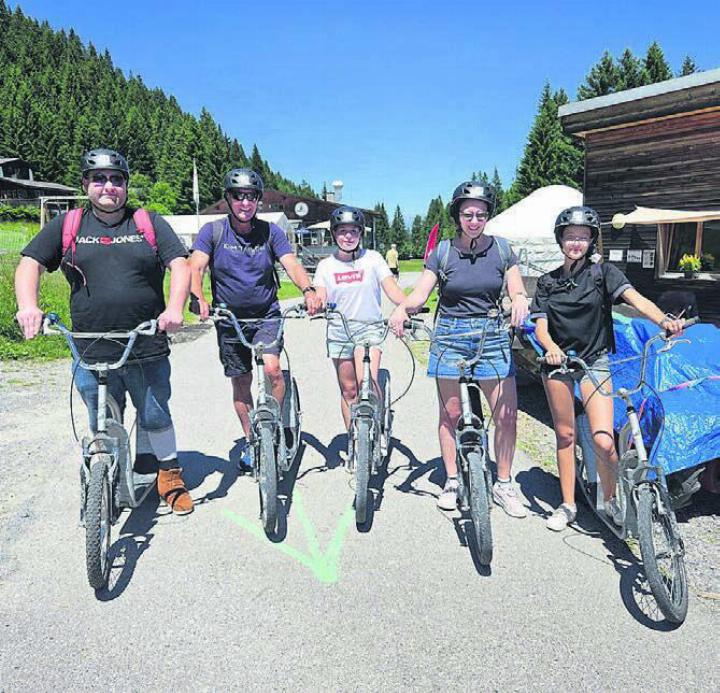 Die Vereinsmitglieder machen auch mit anderen Sportgeräten als dem Tischtennisschläger eine gute Figur. In Chur stand viel Abwechslung auf dem Programm. Bild: zg