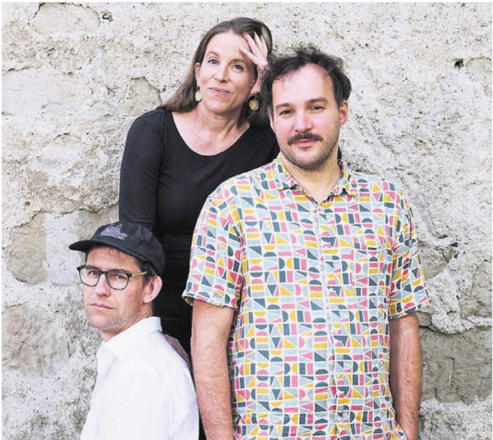 Darauf darf man gespannt sein: Das Trio Matthias Kunz, Valerio Moser und Anna-Katharina Rickert liefert im Januar einen Jahresrückblick über grosse Worte. Darauf darf man gespannt sein: Das Trio Matthias Kunz, Valerio Moser und Anna-Katharina Rickert liefert im Januar einen Jahresrückblick über grosse Worte.