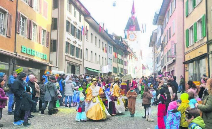 Rund 500 Leute besuchen die kunterbunte Narren-Rallye durch die Gässli der Altstadt.
