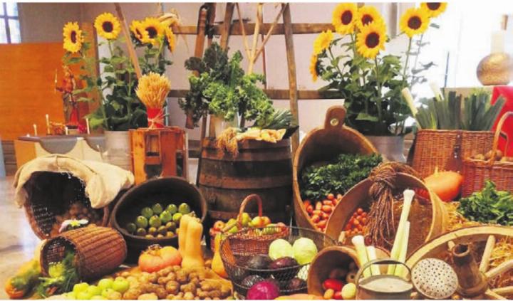 Feierlich geschmückt mit Gaben der Natur präsentierte sich die Pfarrkirche. Bild: zg