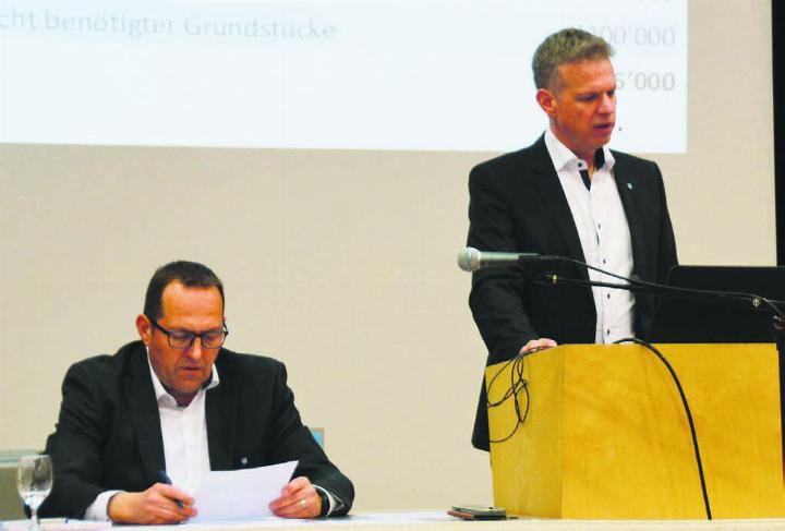 Ammann Simon Zubler (rechts) zeigte auf, welche Investitionen anstehen. Links Gemeindeschreiber Frank Koch. Bild: Annemarie Keusch