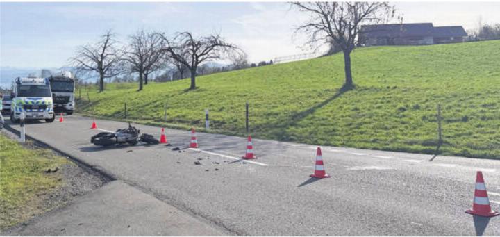 Ein Automobilist übersah beim Abbiegen einen Motorradfahrer. Bild: pz