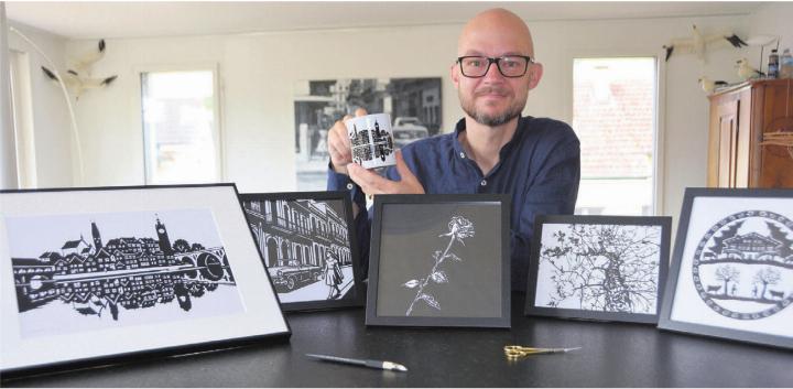 Scherenschnitt ist Markus Eichhorns Leidenschaft. Sein Werk der Bremgarter Skyline bedeutet ihm viel – auch auf Tassen ist es gedruckt. Bild: Sabrina Salm