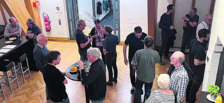 Beim Apéro tauschten sich die Teilnehmenden aus. Bild: zg
