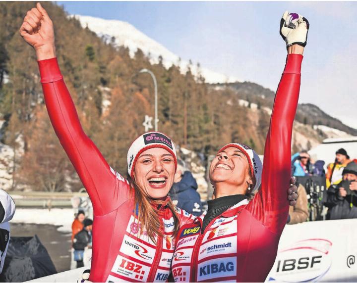 Melanie Hasler (rechts) bejubelt mit Anschieberin Nadja Pasternack den EM-Titel im Zweierbob. Einen Tag zuvor konnte die Berikerin bereits im Monobob die Goldmedaille holen. Bild: Viesturs Lacis / IBSF