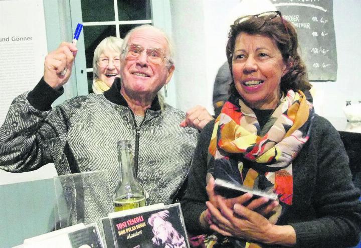 Toni Vescoli im Kellertheater. Der Entertainer war bei seinem Bremgarter Auftritt bestens gelaunt und signierte nach dem Konzert fleissig CDs. Bild: Bernadette Oswald