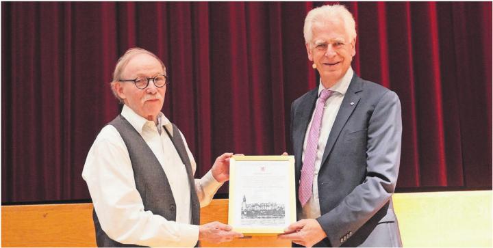 Der Förderpreis 2025 der Ortsbürger geht an die Stadtführergruppe um Hans-Peter Flückiger (links). Stadtammann Raymond Tellenbach überreichte ihn. Bild: Hans Rechsteiner